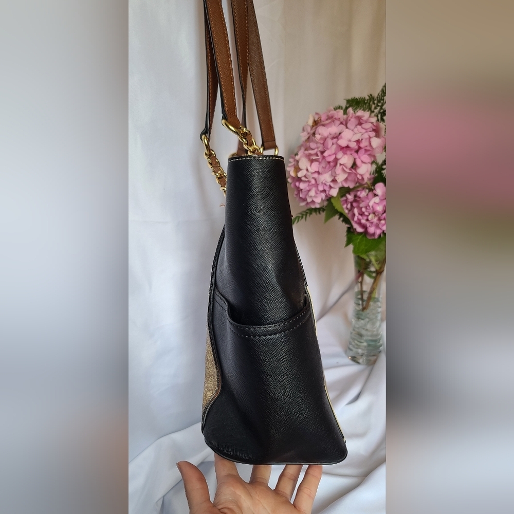 Calvin Klein Purse š - Picture 4 of 16
